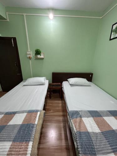 Letto o letti in una camera di Budget Twin Bed Room 10-RJ Shant Apartment & Homestay