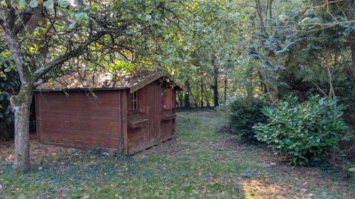 un petit coin assis au milieu d'une forêt dans l'établissement La Tometterie - longère normande traditionnelle, à Chanteloup