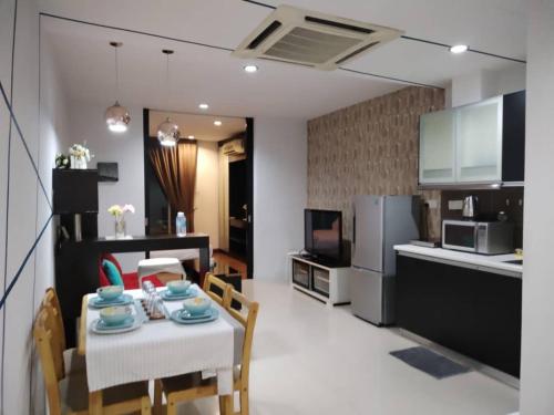 eine Küche und ein Esszimmer mit Tisch und Stühlen in der Unterkunft Sk Tower in Dhaka