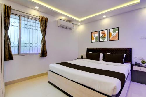 a bedroom with a large bed in a room at Hotel O Acroview in Ballygunge