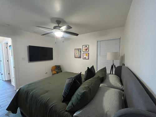 Un dormitorio con una cama y un ventilador de techo. en Fully Furnished 2 bedroom, en Brownsville