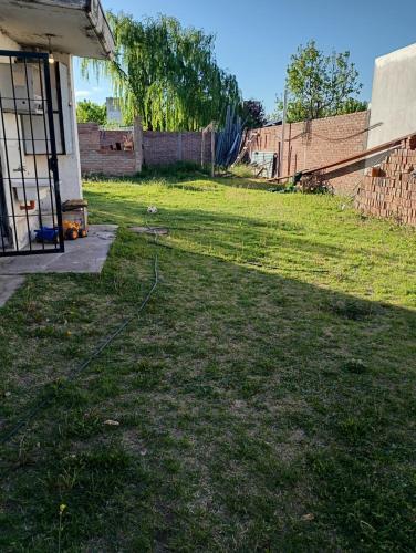 a backyard with a yard with a fence and grass at Casa Rawson in San Rafael