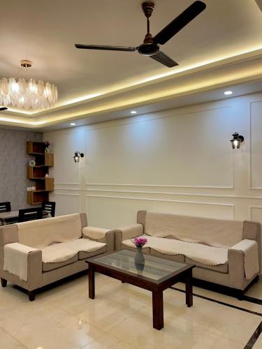 Χώρος καθιστικού στο 2bhk luxury White lotus apartment by madanan