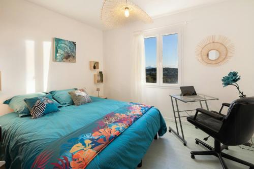 Un dormitorio con una cama, un escritorio y una silla. en Villa With Pool In The Heart Of French Riviera, en Valbonne