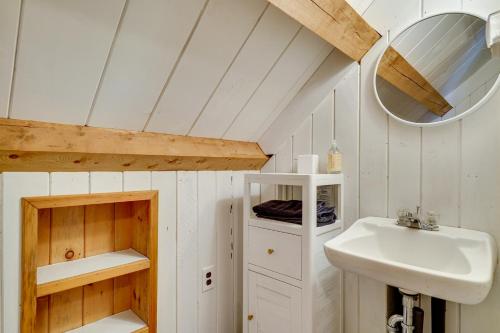 Ένα μπάνιο στο Private Spring-Fed Pond Idyllic Shrewsbury Cabin!