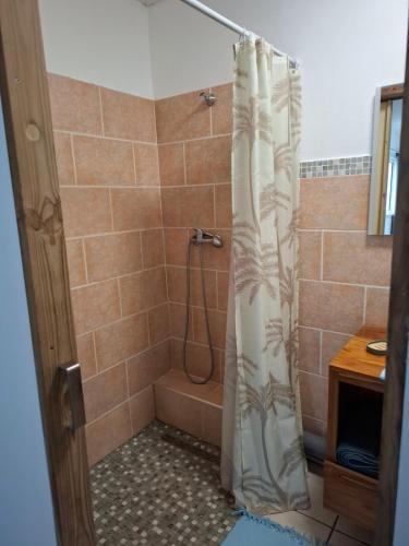 Et badeværelse på Ti Kaz Fifine, bord de mer