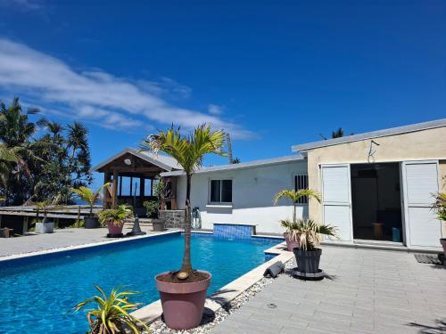 ein Swimmingpool vor einem Haus in der Unterkunft Ti Kaz Fifine, bord de mer in Sainte-Anne