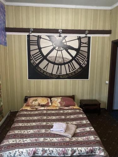 Una cama o camas en una habitación de Міні готель & хостел Шервуд