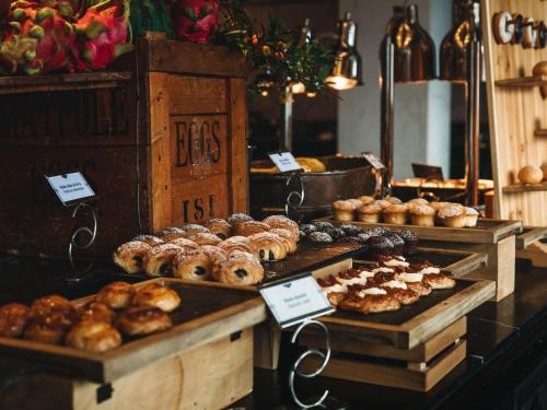 Una panadería con una variedad de pasteles en exhibición. en Hotel de la Coupole - MGallery, en Sa Pa