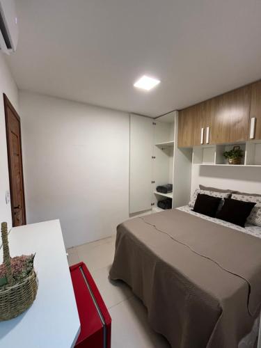 a bedroom with a bed and a white wall at Suíte villa in Cayru