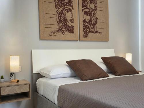 une chambre avec un lit avec deux tableaux au mur dans l'établissement Marèa, à Porticello