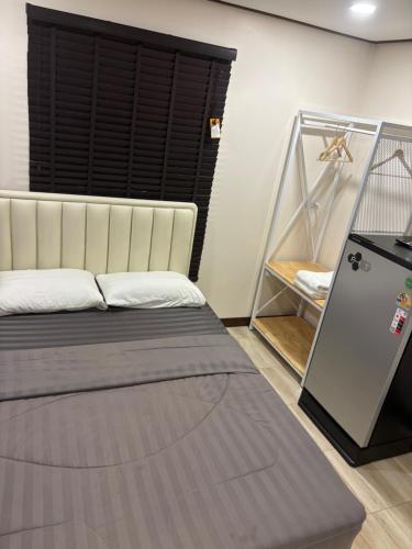 Postel nebo postele na pokoji v ubytování TheBloomMahasarakham