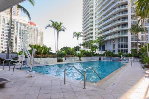 basen z palmami i budynkami w obiekcie Lux Aka Brickell Condo w Miami