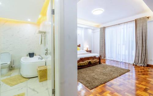 ein Badezimmer mit einem Bett, einem Waschbecken und einer Toilette in der Unterkunft The Zanakri homes Oceanfront in Mombasa