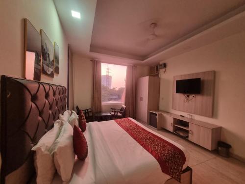 Μια τηλεόραση ή/και κέντρο ψυχαγωγίας στο Hotel Balram Palace Khatu Shyam