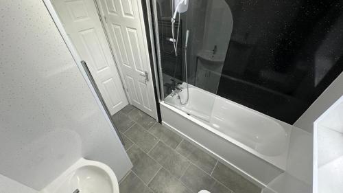 ein Badezimmer mit Toilette, Dusche und Waschbecken in der Unterkunft Bronze house in Friern Barnet