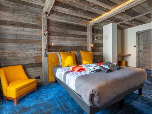 Кровать или кровати в номере Luxueux appartement de 6 pièces avec piscine, spa et accès direct aux pistes, Morzine - FR-1-314-104