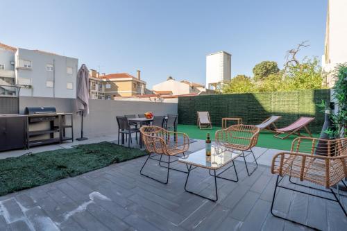Urban Terrace & Stylish Living Spaces by HostWise