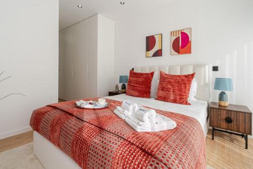 Urban Terrace & Stylish Living Spaces by HostWise