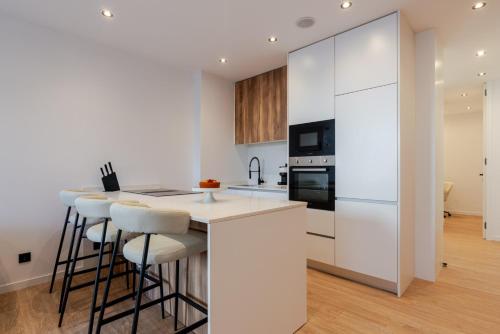 Urban Terrace & Stylish Living Spaces by HostWise