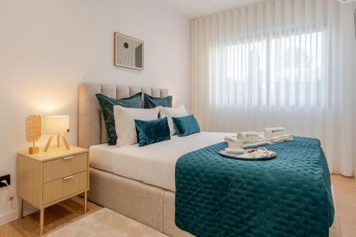 Urban Terrace & Stylish Living Spaces by HostWise