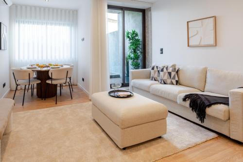 Urban Terrace & Stylish Living Spaces by HostWise