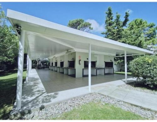 a large white building with a pavilion at Excelente apartamento Chesterfield in Punta del Este
