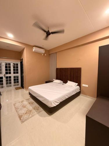 a bedroom with a bed with a ceiling fan at Sagar Bhavan, Ayutthaya Hotels in Sītāpur Mūāfi