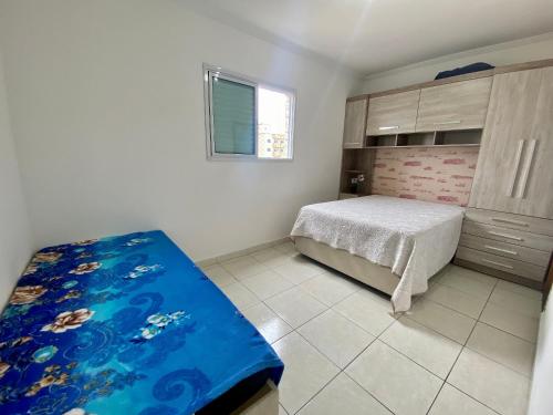 Un dormitorio pequeño con una cama y una ventana. en Residencial Maria Conceição, en Samaritá