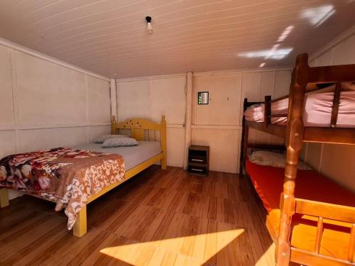 a bedroom with two bunk beds and a ladder at Cabanas V 13, 2ª maior viaduto do mundo! Camping in Vespasiano Corrêa