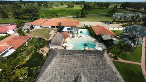 an aerial view of a house with a swimming pool at Teka Hotel Villavicencio in Apiay