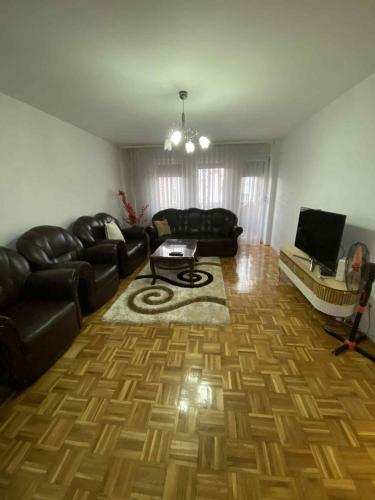 Μια τηλεόραση ή/και κέντρο ψυχαγωγίας στο 3 Zimmer-Apartment in Ferizaj Stadt