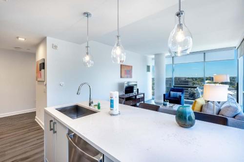 Køkken eller tekøkken på Chic Stamford Apartment - Walk to Train & Entertainment