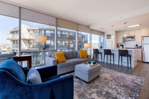 Køkken eller tekøkken på Chic Stamford Apartment - Walk to Train & Entertainment