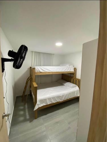 a room with two bunk beds in a room at Apartamento acogedor en Santa Marta in Santa Marta