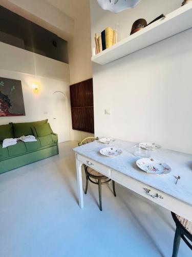 Alice's new studio apartment in the center of Chiaia