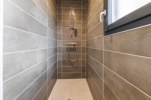 Bilik mandi di Maison de Maud - Piscine privée