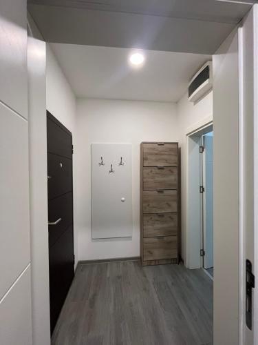 an empty room with a closet and a door at Apartman UNO in Batajnica