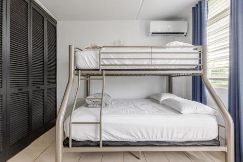 een slaapkamer met twee stapelbedden in een kamer bij Isla Bonita Townhouse - 5 min SJU in Carolina