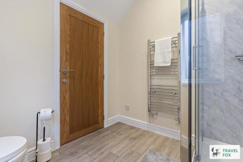 y baño con ducha y aseo. en Pear Tree Cottage Pool Table 15mins drive to Alton Towers, en Denstone