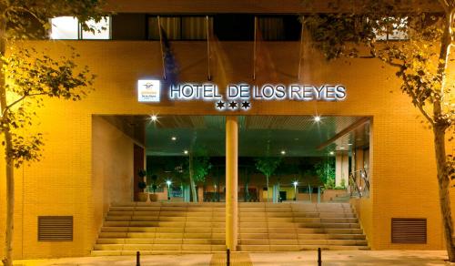 a hotel de los reyes sign in front of a building at Sercotel de los Reyes in San Sebastián de los Reyes