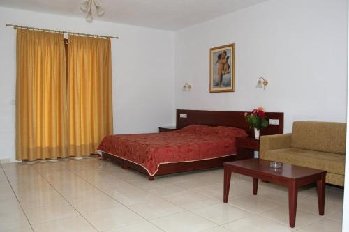 Una cama o camas en una habitación de Skiathos Diamond