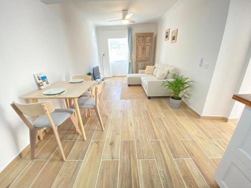 a living room with a table and a couch at Casa do Sol in Sagres