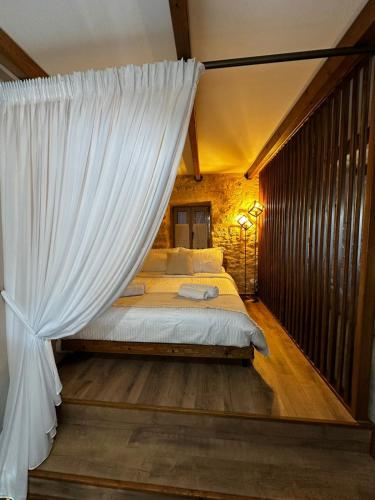 Giường trong phòng chung tại Ανασασμος