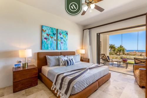 ein Schlafzimmer mit einem Bett und einer Glasschiebetür in der Unterkunft New 2 BR Condo in San Jose - Pool - Tennis in San José del Cabo