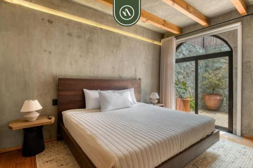 Postel nebo postele na pokoji v ubytování Luxury 2 BR Condo in Downtown - AC - Peaceful