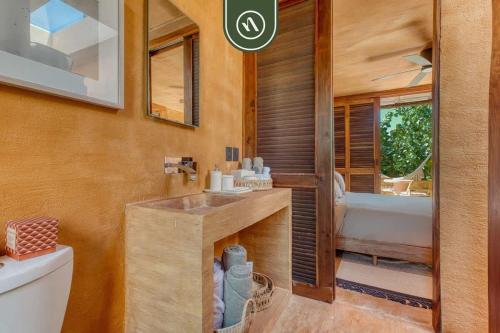 O baie la Stunning Two-bedroom Ocean View House - Mazul