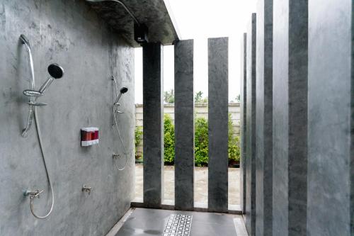 La salle de bains est pourvue d'une douche et d'une fenêtre. dans l'établissement 101 Grand Home Poolvilla, 