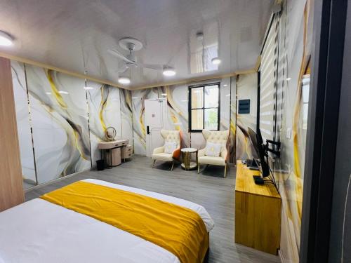 ein Schlafzimmer mit Bett und ein Wohnzimmer in der Unterkunft Fini Palace 