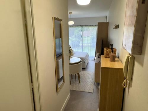 Una habitación con un dormitorio con una cama y un baño. en Studio moderne et sécurisé, en Compiègne